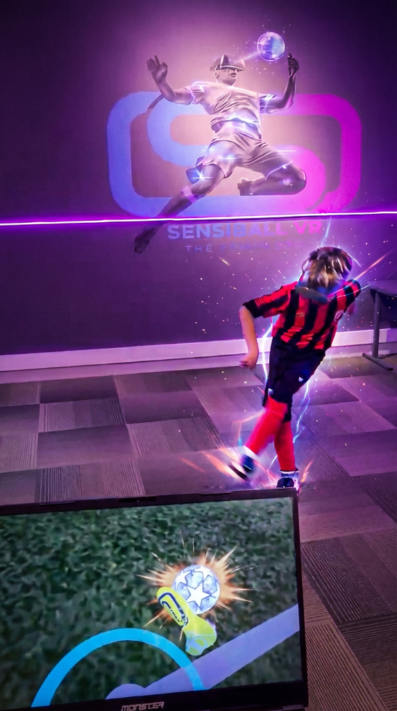 Ung fotbollsspelare tränar med SensiBallVR:s uppslukande kognitiva system