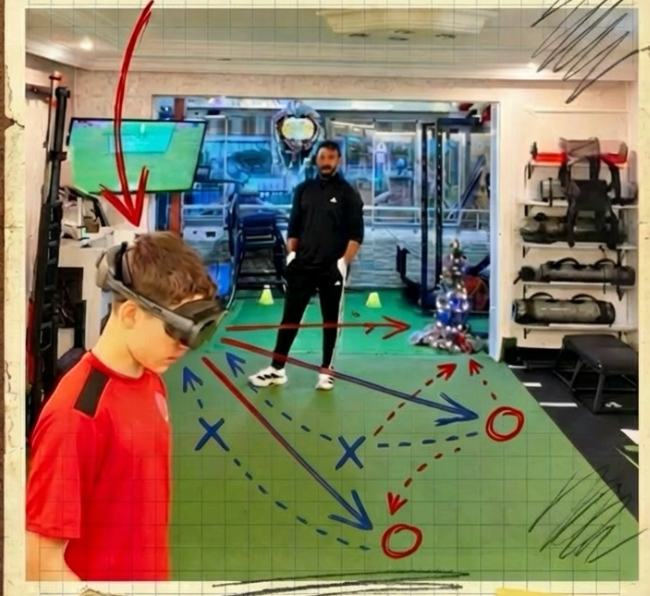 Ung idrottare med VR-headset under kognitivt prestationspass tillsammans med tränare
