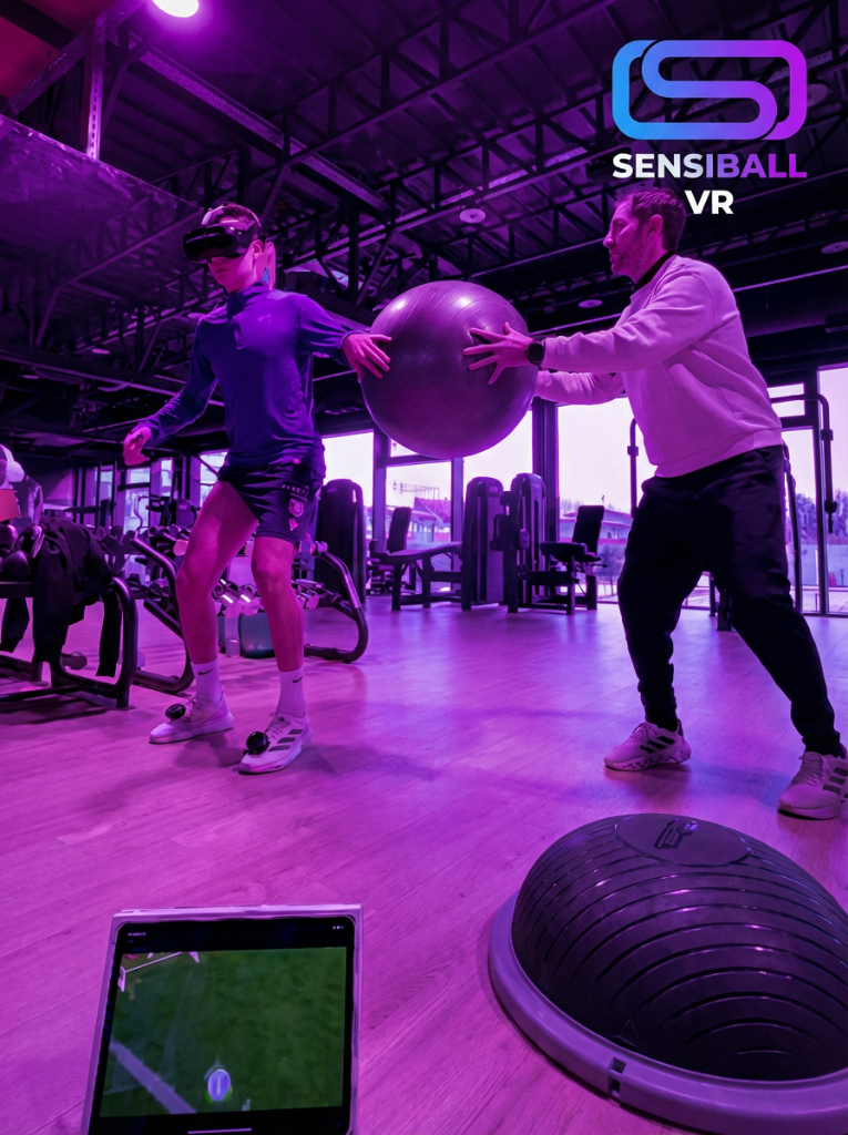 Fotbollsspelare med VR-headset under rehabträning med stöd av tränare